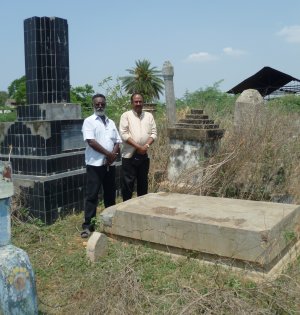 இலங்கை தீண்டாமை ஒழிப்பு வெகுசன இயக்க அமைப்பாளரும் - மக்கள் கலை இலக்கியப் பெருமன்றத்தின் தலைவரும் - தலித் இலக்கியப் பிதாமகர் - முன்னோடி எனப் போற்றப்படுபவரும் - பொதுவுடமைவாதியுமான கே. டானியல் 23 - 03 - 1986 -ல் தஞ்சாவூரில் காலமானார். அங்கு வடவாற்றங்கரையில் நாத்திகர்கள் - பொதுவுடமைவாதிகள் அடக்கம் செய்யப்படும் இடத்தில் பெருமளவிலான கலை இலக்கிய - அரசியல் தோழர்கள் முன்னிலையில் அவரது அடக்கம் இடம்பெற்றது. புரட்சிப் பண்பாட்டு இயக்கத்தின் சார்பில் அமைக்கப்பட்ட கல்லறை - நினைவுச் சின்னத்தைப் பேராசிரியர் பா. கல்யாணி 1987 -ல் திறந்து வைத்தார். சில வருடங்களுக்குப் பின்னர் டானியல் புதல்வர்கள் - பேராசிரியர் அ. மார்க்ஸ் ஆகியோர் முயற்சியினால் அது புதுப்பிக்கப்பட்டது. ஆனால் இன்றைய நிலை கவலையளிக்கிறது.