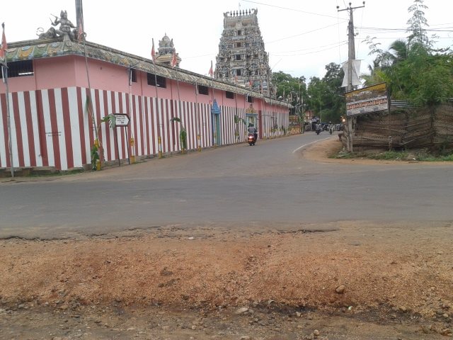 குருமண்காட்டுப்பாதையும், மன்னார் றோட்டும் சந்திக்கும் இடத்தில் தற்போது காளி கோயிலுள்ளது.