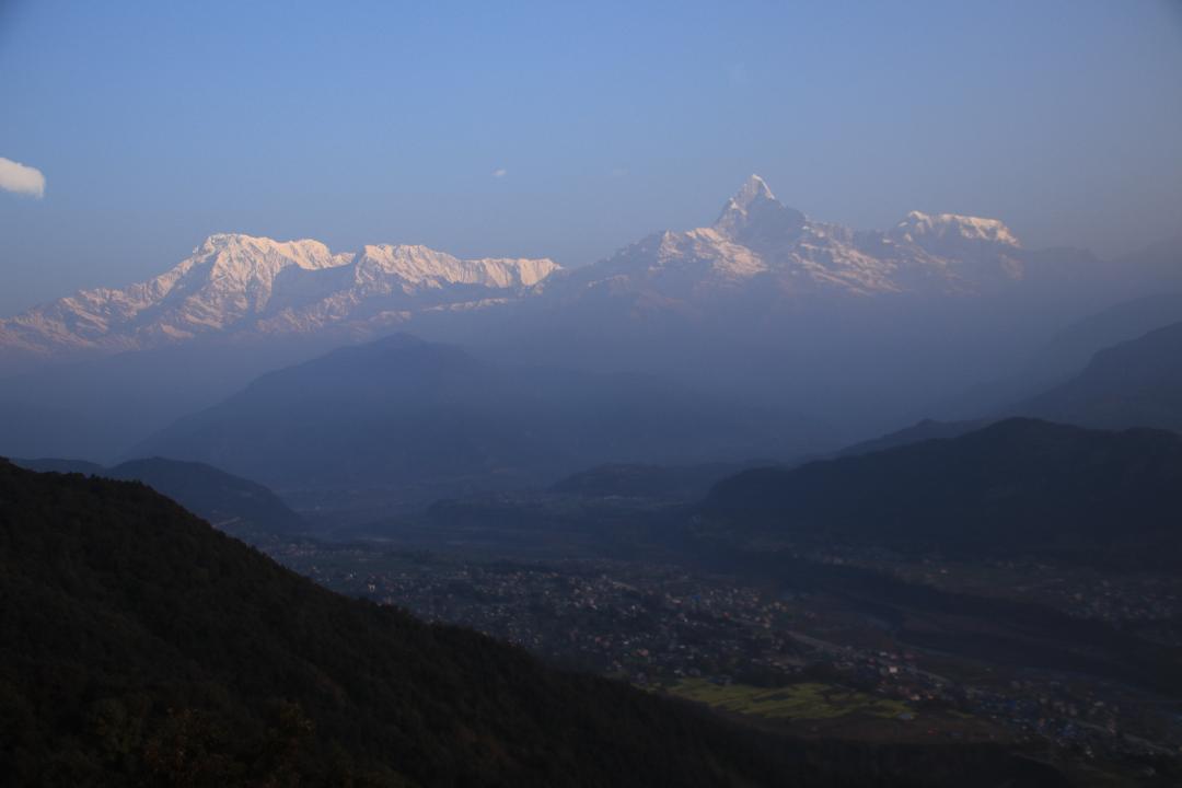 அதிகாலை ஐந்து மணிக்கு எழுந்து, ஜீப்பில் Sarangkot என்ற மலை அடிவார நகரத்திற்குச் சென்று மலைச் சிகரங்கள் ஊடாக சூரியன் உதிப்பதை அங்குள்ள மொட்டை மாடிகளில் ஏறி நின்று பார்க்க முடிந்தது