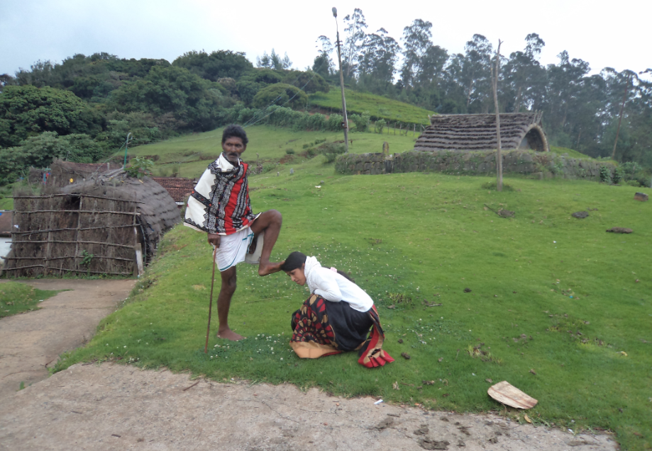 தோடர்களும் அவர்களின் ஆசி வழங்கும் முறையும்